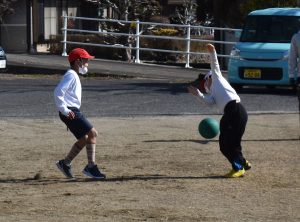 1 2年生 ボール当て鬼ごっこ 美濃加茂市立伊深小学校