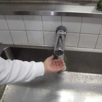 手洗い場の水道が自動水栓になります