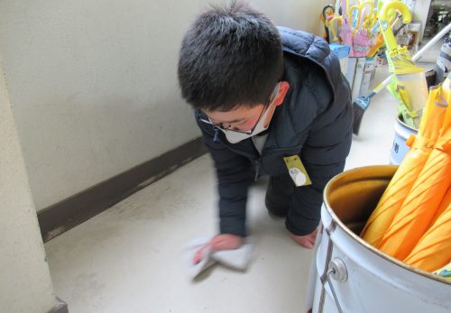 ４年生教室掃除の様子です