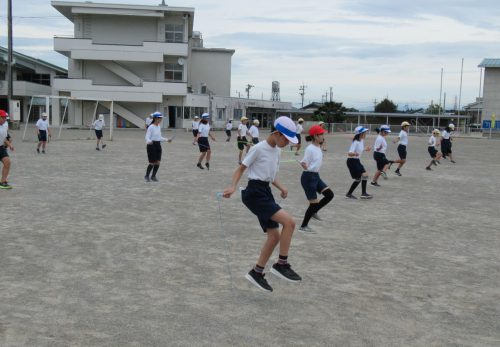 ５年体育「表現運動」（縄跳びダンス）の練習