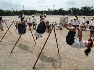 大縄や鉄棒を楽しんでいます 美濃加茂市立古井小学校