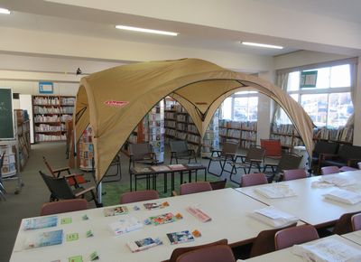 図書館にテントを設置しました（２月２日～）