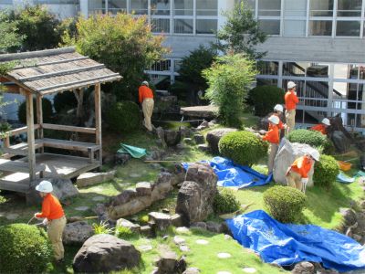 加茂農林高等学校さんによる中庭整備（１０月１３日）