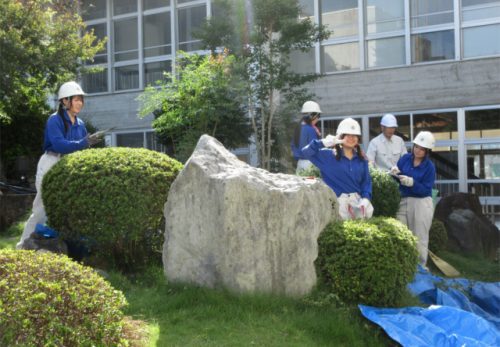 加茂農林高等学校さんによる中庭整備（１０月１１日）