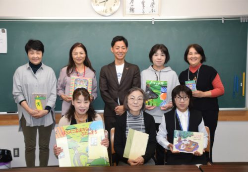 朝の読み聞かせに市長さんも参加（11月11日）