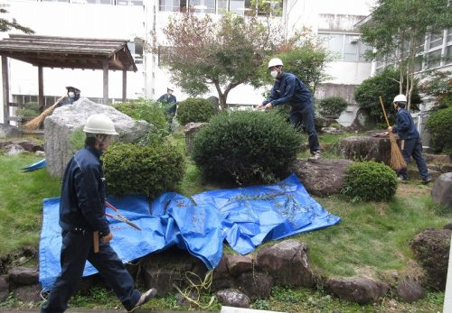 加茂農林高等学校さんによる中庭整備（１０月３０日）