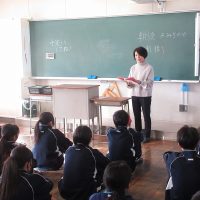 読書ボランティア「虹色」による朝の読み聞かせ