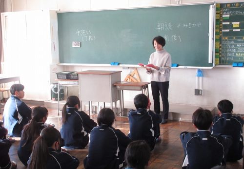 読書ボランティア「虹色」による朝の読み聞かせ