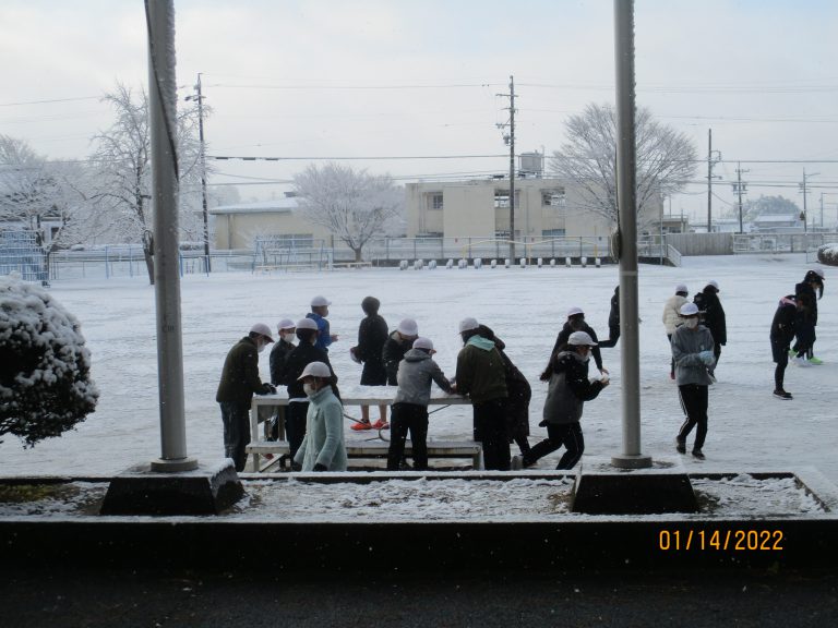 雪と遊ぶ 美濃加茂市立下米田小学校