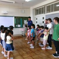 一緒に❝山之上子ども音頭❞を踊ろう！　～1年・こども園との交流会～