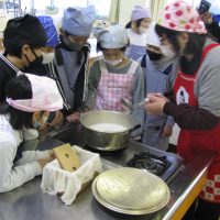 自分たちで作った豆腐、味は！　～3年・総合的な学習の時間～