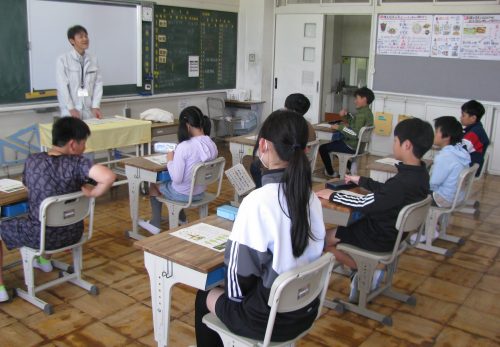 「うわぁ、（実が）できているぅ～。」　～６年・梨づくり～