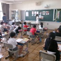 美味しく食べるには、歯のチームプレイが大切！　～３年・歯科指導（学活）～