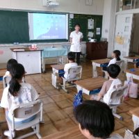 守れ、歯の王さま　～１，２年・歯科指導（学活）～