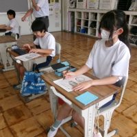 口の中は、健康のバロメーターの一つ　～6年・歯科指導（学活）～