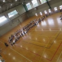学校中のみんなが１列につながったよ！　～特別ななかよし活動～