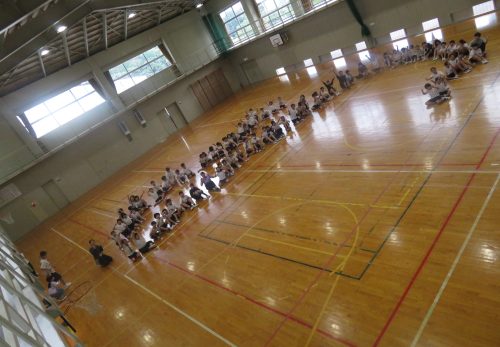 学校中のみんなが１列につながったよ！　～特別ななかよし活動～
