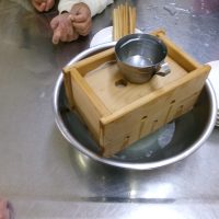 自分たちが育てた大豆が豆腐になるなんて、スゴイ！　～３年・総合的な学習～