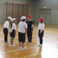 協力して、的に当てよう！　～１，２年生・体育～